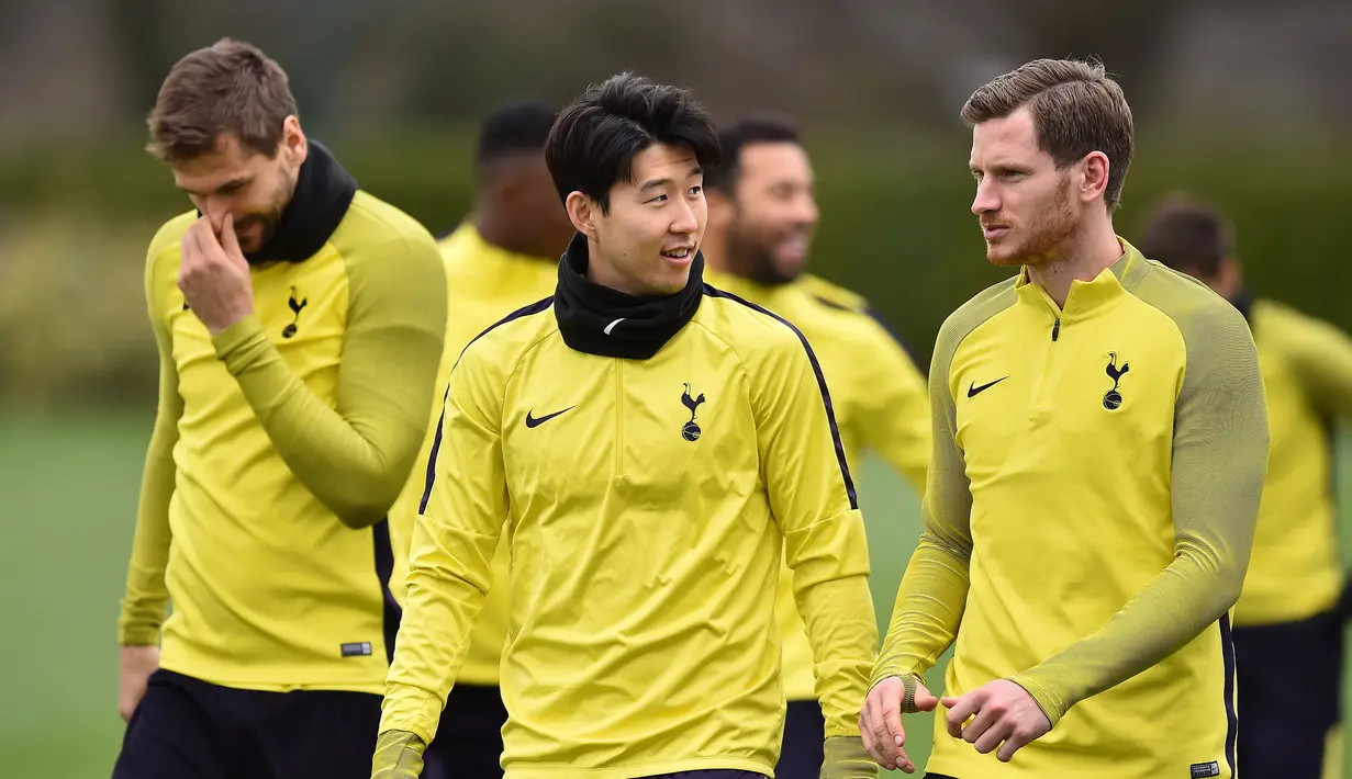 Striker Tottenham Hotspur Son Heung-Min (tengah) dan Jan Vertonghen (kanan) ambil bagian dalam sesi latihan di Tottenham Hotspur's Enfield Training Centre, London, Sealsa (6/3). Kedua tim akan memperebutkan tiket ke perempat final. (GLYN KIRK/AFP)