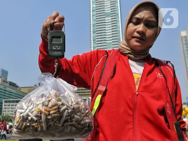 Seorang pegiat lingkungan menimbang sampah yang dikumpulkan saat mengikuti Hari Bebas Kendaraan Bermotor (HKBP) atau Car Free Day (CFD) di kawasan Bundaran HI, Jakarta, Minggu (29/10/2023). Kegiatan ini sebagai bentuk kampanye untuk mengajak warga agar peduli terhadap lingkungan dengan cara mengurangi penggunaan plastik. (Liputan6.com/Angga Yuniar)