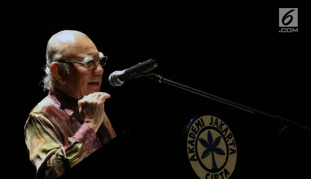 Ketua Dewan Pertimbangan Presiden periode 2010-2014, Emil Salim saat menyampaikan Renungan Pancasila di Teater Kecil TIM, Jakarta, Selasa (7/8). STA Memorial Lecture rutin diadakan sejak 2005 lalu. (Liputan6.com/Helmi Fithriansyah)