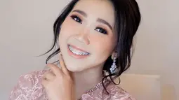 Melalui media sosial miliknya, pemain film Imperfect itu kerap membagikan video menarik, termasuk ketika ia membagikan transformasi wajahnya sebelum dan sesudah dimakeup. Penampilannya dengan makeup tebal pun berhasil bikin pangling.(Liputan6.com/IG/@kikysaputrii)