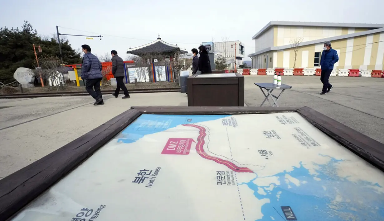 Pengunjung berjalan melewati peta Korea Selatan dan Korea Utara di Paviliun Imjingak, Paju, Korea Selatan, Rabu (5/1/2022). Peluncuran rudal balistik Korea Utara dinilai menjadi sinyal Pyongyang tidak tertarik untuk kembali dengan pembicaraan denuklirisasi. (AP Photo/Ahn Young-joon)