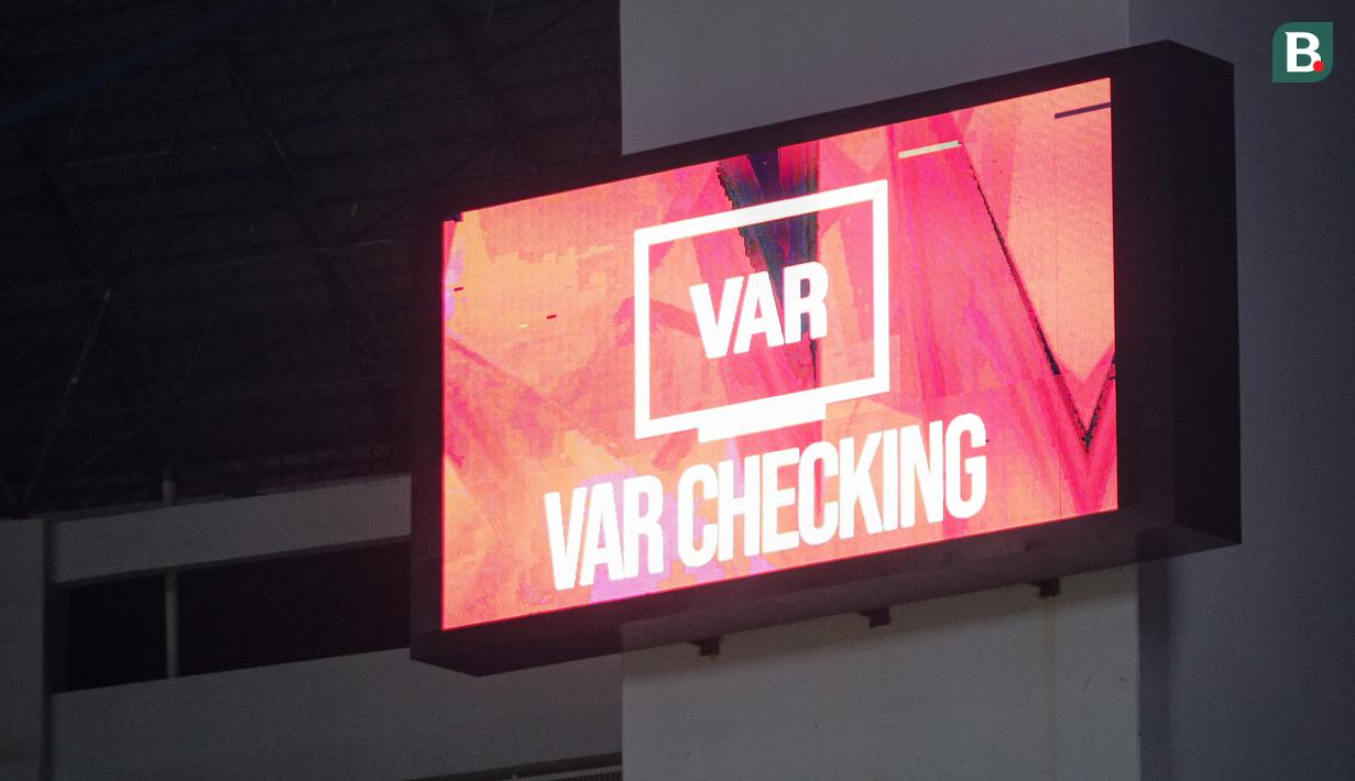 <p>Tayangan layar 'Pemeriksaan VAR' saat pertandingan leg kedua semifinal championship series BRI Liga 1 2023/2024 antara Boreno FC melawan Madura United di Stadion Batakan, Balikpapan, Kalimantan, Minggu (19/05/2024). (Bola.com/Bagaskara Lazuardi)</p>