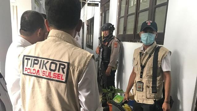 Tim Penyidik Subdit III Tipikor Polda Sulsel tampak melakukan penggeledahan sekaligus penyitaan barang bukti salah satu kasus korupsi yang sedang ditangani (Liputan6.com/ Eka Hakim)