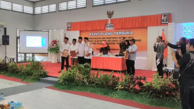 Rapat pleno pengundian dan penetapan nomor urut paslon Pilkada Banyumas 2018. (Foto: Liputan6.com/Muhamad Ridlo)