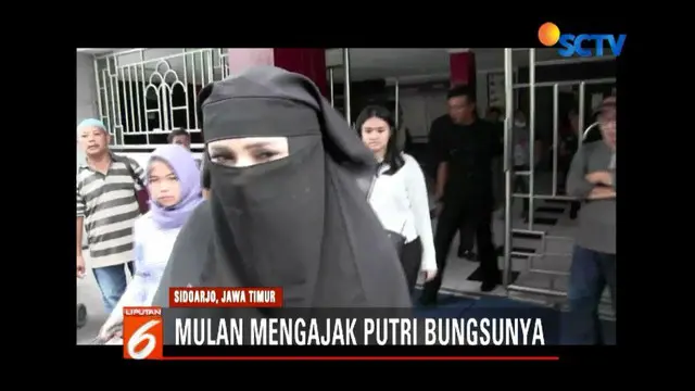 Mulan Jameela dan Safeea Ahmad mengunjungi Ahmad Dhani di Rutan Kelas 1 Khusus Surabaya.