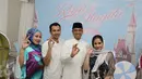 Ki-ka: Camelia Malik, Raffi Ahmad, Anies Baswedan dan Nagita Slavina memperlihatkan salam tiga jari saat berpose di acara menghadiri syukuran ulang tahun Raffi dan Nagita, Depok, Sabtu (18/2). (Liputan6.com/Herman Zakharia)