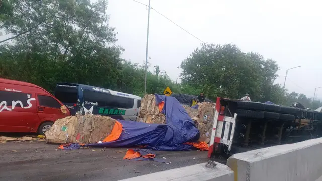 Terjadi kecelakaan melibatkan sebuah truk pengangkut kardus di Km 92 ruas Tol Cipularang arah Jakarta pada Senin, 11 November 2024 pukul 15.15 WIB. (Dok Jasa Marga)