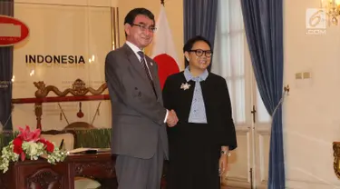 Menteri Luar Negeri RI Retno Marsudi bersalama dengan Menteri Luar Negeri Jepang Taro Kono usai melakukan pertemuan di Gedung Pancasila, Jakarta, Senin (25/6). (Liputan6.com/Angga Yuniar)