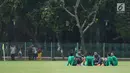Pelatih Timnas Indonesia U-23, Luis Milla (kedua kiri) berbincang dengan sejumlah pemain usai latihan di Lapangan A Senayan, Jakarta, Sabtu (17/3). Latihan ini persiapan uji tanding melawan Singapura, 21 Maret mendatang. (Liputan6.com/Helmi Fithriansyah)