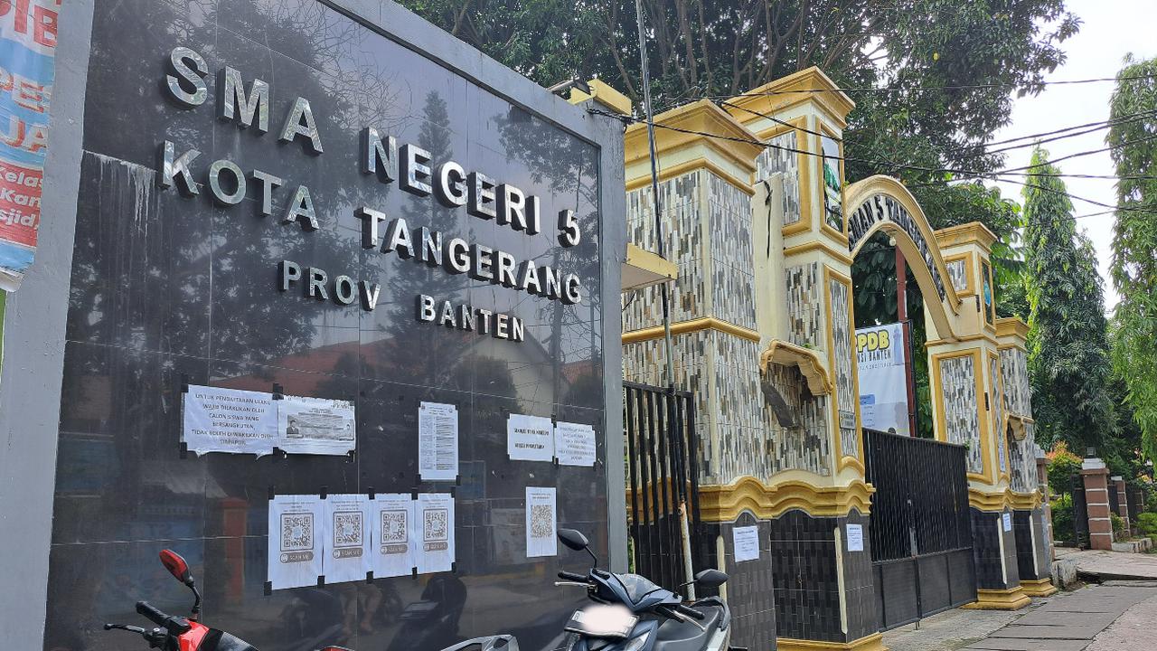 SMA Negeri 5 Kota Tangerang, angkat bicara soal sistem zonasi pada proses pendaftaran PPDB yang diprotes pria yang mengaku sebagai wali murid.
