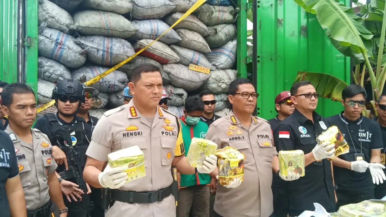 Jajaran Reskrim Narkoba Polres Metro Jakarta Barat gagalkan penyelundupan [sabu ](3949253 "")yang disamarkan dengan arang di tol Bakahueni Lampung pada Senin, 15 April 2019 lalu.