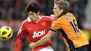 Winger Manchester United Park Ji-Sung (kiri) mendapat pengawalan dari pemain Wolves Christophe Berra pada partai Liga Premier di Old Trafford, 6 November 2010. AFP PHOTO/ANDREW YATES 