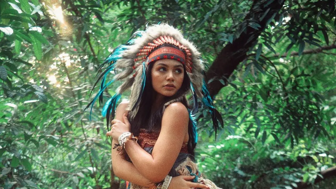 FOTO: Gaya Jihane Almira Pakai Kain Etnik, Makin Cantik dan Memesona