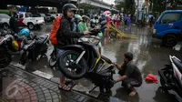Sejumlah kendaran mengalami mogok usai memaksakan melintas air banjir di jalan Gunung Sahari menuju Ancol, Jakarta, Selasa (21/2). Hujan deras sejak malam tadi, membuat sejumlah wilayah Jakarta tergenang air banjir. (Liputan6.com/Faizal Fanani)