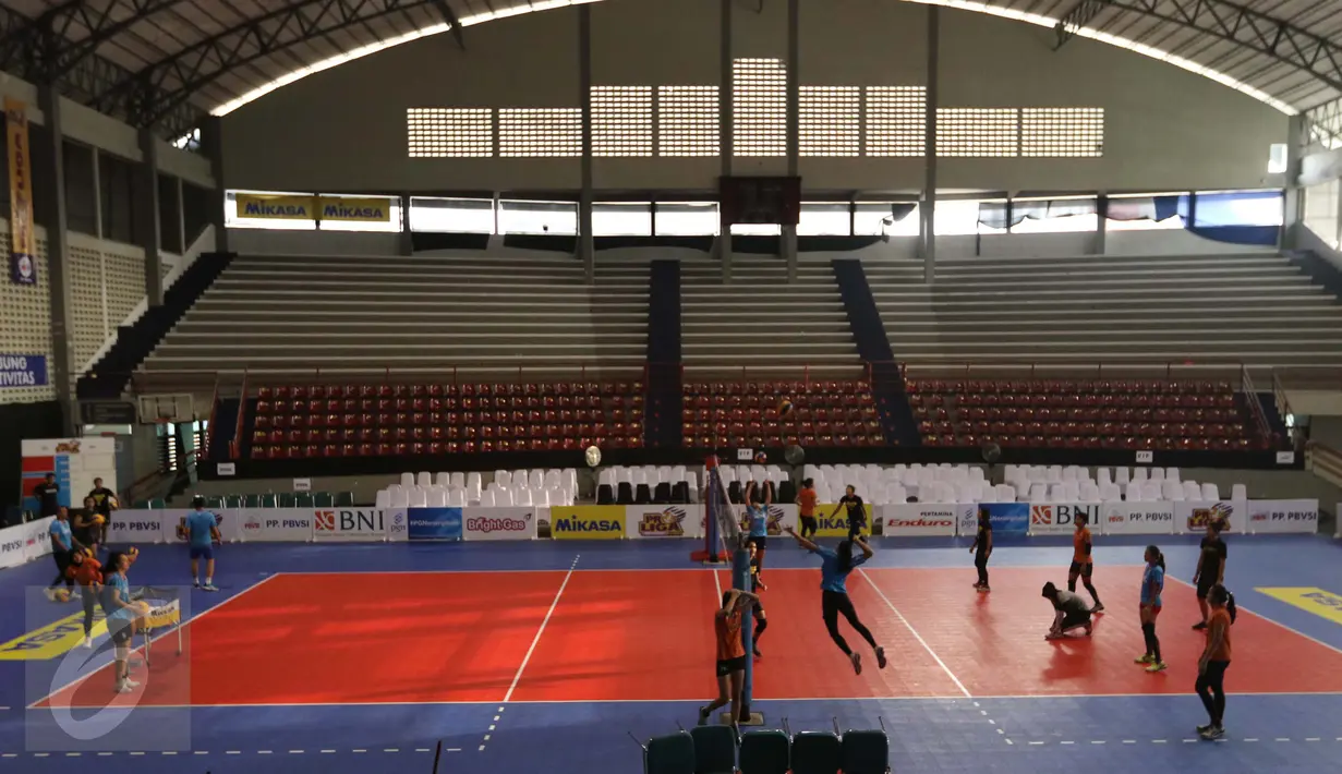 Tim putri Jakarta Elektrik PLN melakukan latihan sebelum bertanding di Sritex arena, Sriwedari, Solo, Sabtu (8/4). Tim Jakarta Elektrik PLN akan menghadapi tim Petrokimia dalam ajang final Four putaran pertama proliga 2017. (Liputan6.com/Gempur M. Surya)