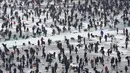 Para peserta memancing ikan trout melalui lubang yang mereka buat di atas sungai beku di Hwacheon, Korea Selatan, Sabtu (7/1/2023). Kontes ini merupakan bagian dari festival es tahunan yang menarik lebih dari satu juta pengunjung setiap tahun. (AP Photo/Ahn Young-joon)