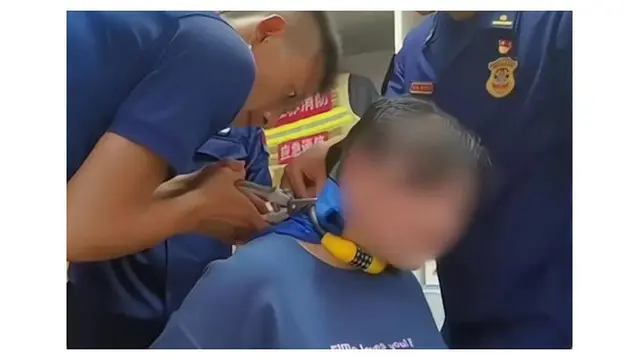 Duh, Anak Ini Iseng Pasang Rantai Sepeda ke Leher Sang Ibu dan Lupa Kodenya