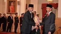 Presiden Joko Widodo saat berjabat tangan dengan Ardan Adiperdana, yang telah dilantik sebagai Kepala BPKP, di Istana Negara, Jumat (13/3/2015). (Liputan6.com/Faizal Fanani)