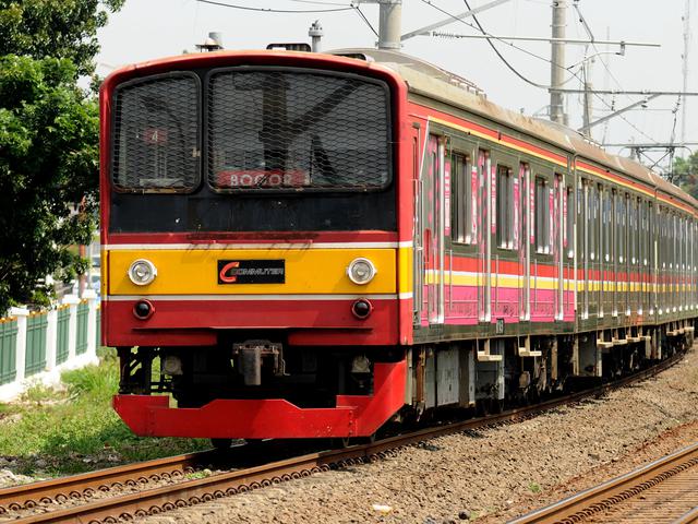 Cegah Penyebaran Corona Operator Krl Bagikan Masker Hingga Cuci