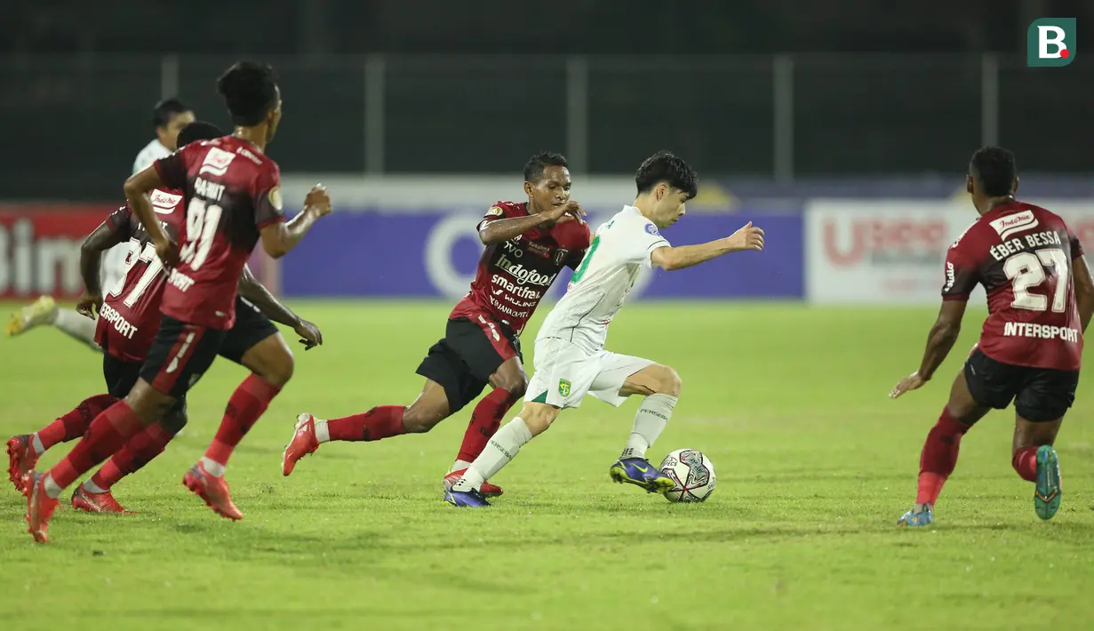 Selain kontribusi lewat gol dan assist, Marukawa merupakan pemain yang memiliki kelincahan dalam membawa bola. Beberapa kali dia mampu membuat pemain bertahan tim lawan kerepotan. (Bola.com/M Iqbal Ichsan)