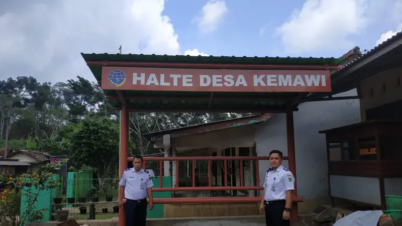 Petugas mempersiapkan halte bus sekolah yang akan dioperasikan di Kecamatan Somagede. (Foto: Liputan6.com/Humas Pemkab BMS/Muhamad Ridlo)