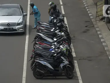 Sejumlah motor terparkir di kawasan Gajah Mada, Jakarta, Jumat, (7/2/2020). Pemerintah Provinsi DKI Jakarta menerapkan kebijakan parkir ganjil genap di Kawasan Hayam Wuruk dan Gajah Mada, Jakarta Pusat. Peraturan ini diberlakukan sejak Januari lalu. (merdeka.com/Imam Buhori)