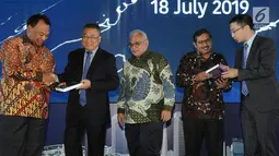 Suasana pemberian buku usai MoU Pelatihan Telekomunikasi SmartGen, di Jakarta, Kamis (18/7/2019). Huawei Indonesia bekerja sama denganKemenaker dalam bidang pelatihan dan sertifikasi pemasangan perangkat BTS dan Microwave bagi 1.000 lulusan SMK dibawah naungan BBLK Kemenaker. (Liputan6.com/HO/Adi)