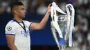 Casemiro tercatat sebagai salah satu pesepak bola dengan koleksi gelar Liga Champions terbanyak. Membela Real Madrid sejak 2013/2014, gelandang asal Brasil itu berhasil menyabet lima trofi Liga Champions (2013/2014, 2015/2016, 2016/2017, dan 2017/2018). Casemiro juga memiliki andil besar dalam gelar ke-14 Real Madrid di kompetisi antarklub Eropa paling elit tersebut. (AFP/Franck Fife)