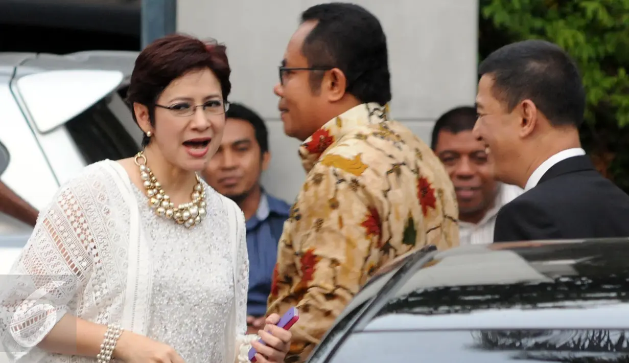Anggota DPR RI  dari fraksi Golkar, Nuruk Arifin (kiri) saat menghadiri pernikahan putri kedua Ketua DPR Setya Novanto di Gereja Katedral, Jakarta Pusat, Jumat (27/11).  Acara ini kabarnya tertutup untuk media. (Liputan6.com/Helmi Afandi)