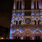 Keindahan Gereja Katedral Notre-Dame de Paris saat dihiasi cahaya, Prancis (11/11). Gereja Katedral Notre-Dame nampak indah dengan dihiasi aneka cahaya. (AFP Photo/Francois Guillot)