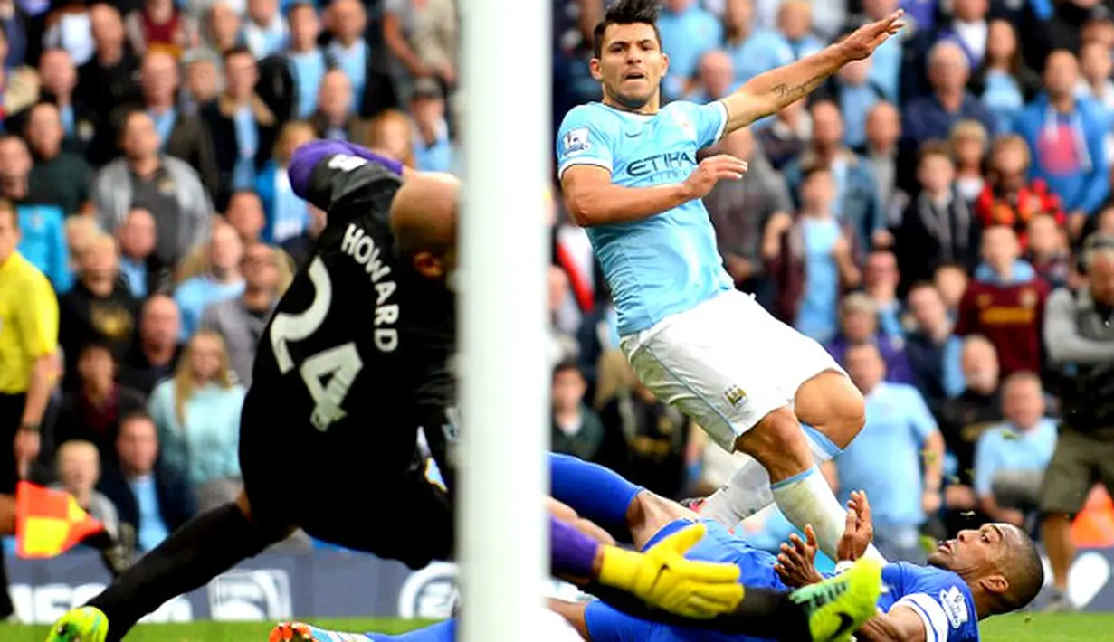 Sergio Aguero mencetak gol kedua pada pertandingan Liga Premier Inggris antara Manchester City vs Everton di Stadion Etihad, Manchester (05/10/2013). (AFP/Andrew Yates)
