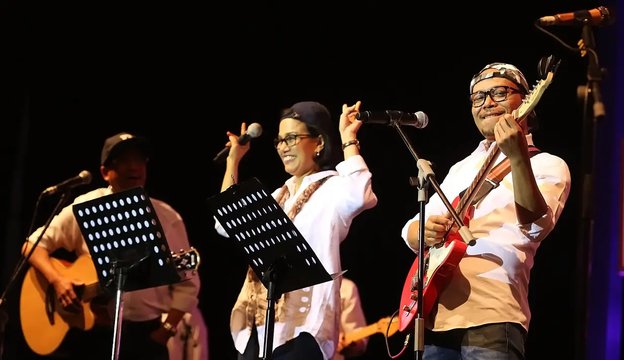 Membuka penampilannya dengan membawakan lagu Dia karya Anji. Suasana penonton makin meriah dan ikut berdendang ikut menyanyikan lagu tersebut. Empat lagu dibawakan oleh Elek Yo Band yang sesekali diselingi candaan. (Bambang E Ros/Bintang.com)