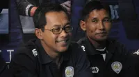 Aji Santoso bersama legenda Arema, Singgih Pitono masuk dalam skuat pelatih Arema FC musim 2017. (Bola.com/Iwan Setiawan)