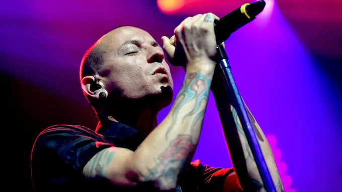 [Bintang] Mengenang Setahun Kepergian Chester Bennington Lewat 5 Hits Linkin Park Ini