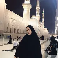 Nagita Slavina saat umrah (Instagram/@raffinagita1717)