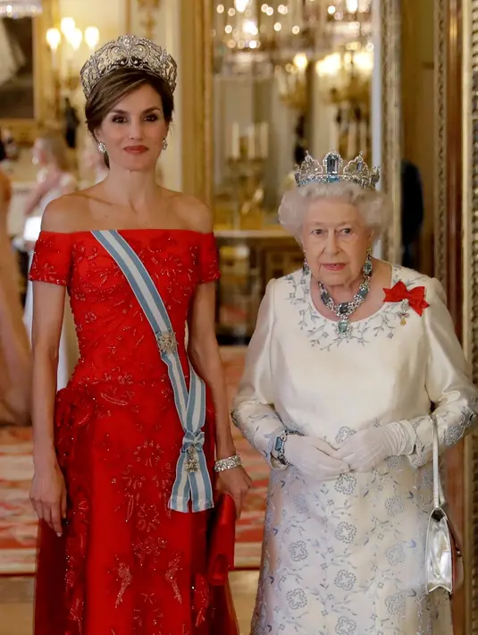 Tiara Fleur de Lys dan Tiara Aquamarine Brasil. Tiara Fleur de Lys yang dikenakan Ratu Letizia menampilkan lambang bunga dari rumah keluarga kerajaan Spanyol. Di tahun 1953, Brasil menghadiahkan berlian dan permata aquamarine kepada Ratu Elizabeth untuk menghormati penobatannya. Beberapa dekade kemudian, Ratu memintanya dibuat menjadi tiara seperti terlihat dalam foto ini. Foto: Vogue.