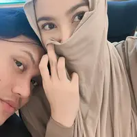 Pesona Mahalini Kenakan Hijab saat Umrah. [@rizkyfbian]