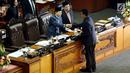 Menteri Dalam Negeri Tjahjo Kumolo menyerahkan Laporan pandangan Pemerintah pada Rapat Paripurna Pengambilan Keputusan RUU Pemilu, di Gedung Nusantara II, Komplek Parlemen, Senayan, Jakarta, Jumat (21/7). (Liputan6.com/Johan Tallo)