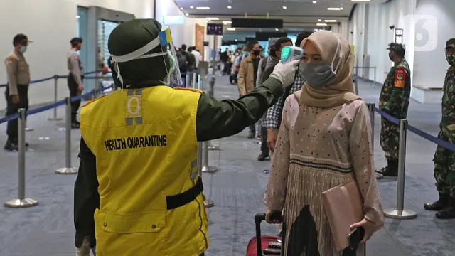 Petugas Periksa SIKM Penumpang di Bandara Soetta