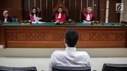 Artis Steve Emmanuel saat menjalani sidang putusan kasus narkoba di Pengadilan Negeri Jakarta Barat, Selasa (16/7/2019). Steve divonis lebih rendah dari tuntutan jaksa selama 13 tahun penjara, denda Rp 1 miliar dengan subsider enam bulan kurungan. (Liputan6.com/Faizal Fanani)