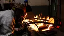 Pekerja melakukan pencetakan emas batangan 99,99 murni di pabrik logam mulia Krastsvetmet, Rusia, 24 Oktober 2016. Krastsvetmet merupakan salah satu produsen terbesar di dunia dalam industri logam mulia (Reuters/Ilya Naymushin)