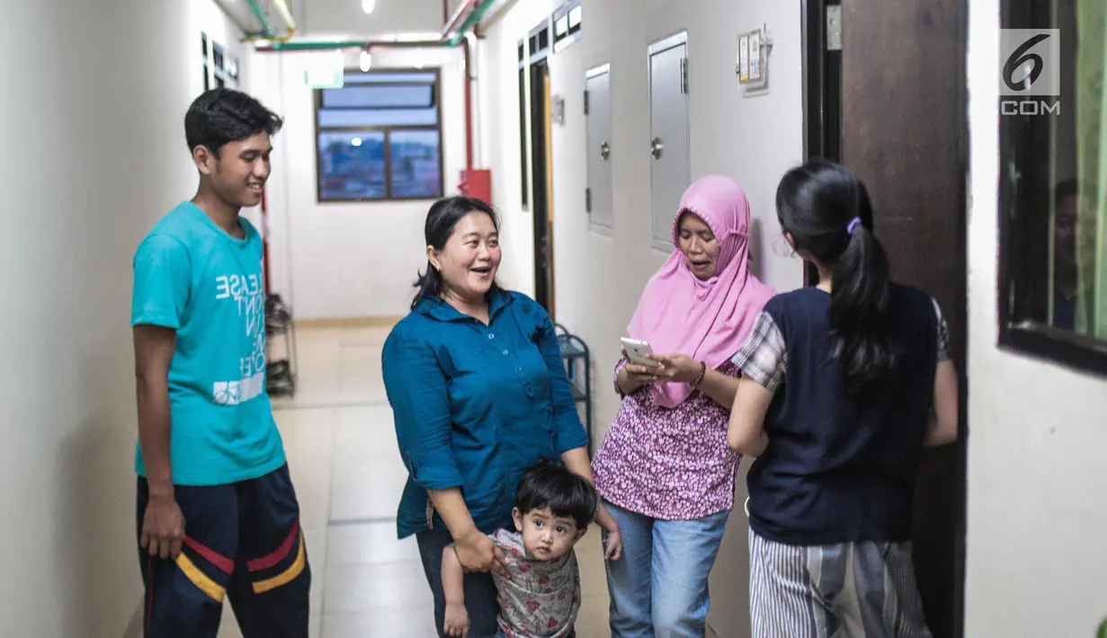 Penghuni berbincang di lorong Rumah Susun (Rusun) Promoter Polri di Kebon Jeruk, Jakarta Barat, Rabu (28/11). Rusun seluas 15.302 meter persegi akan dihuni anggota polri yang aktif. (Liputan6.com/Faizal Fanani)