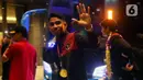 Pemain timnas Indonesia U-22, Marcelino Ferdinand membalas sambutan suporter saat tiba di salah satu hotel di Jakarta, Kamis (18/5/2023). (Liputan6.com/Herman Zakharia)