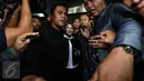 Tampak pengawal ketat cawagub nomor satu Sylviana Murni usai diperiksanya Bareskrim di Gedung Ombudsman, Jakarta, Senin (30/1).  Sylviana Murni, diperiksa polisi terkait dugaan korupsi pembangunan Masjid Al Fauz. (Liputan6.com/Faizal Fanani)