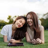 ilustrasi sahabat perempuan/Poomeo Photography/Shutterstock