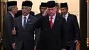 Raja Malaysia Sultan Abdullah Sultan Ahmad Shah (kiri) dan Sultan Ibrahim Iskandar dari Johor berjalan bersama setelah pemilihan raja Malaysia di Istana Nasional, Kuala Lumpur pada 27 Oktober 2023. (MOHD RASFAN/POOL/AFP)