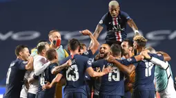 Para pemain Paris Saint-Germain (PSG) berselebrasi di akhir pertandingan setelah menang atas RB Leipzig pada semifinal Liga Champions di Estadio da Luz, Lisbon, Selasa (18/8/2020). PSG melaju ke final Liga Champions setelah mengalahkan Leipzig tiga gol tanpa balas. (David Ramos/Pool Photo via AP)