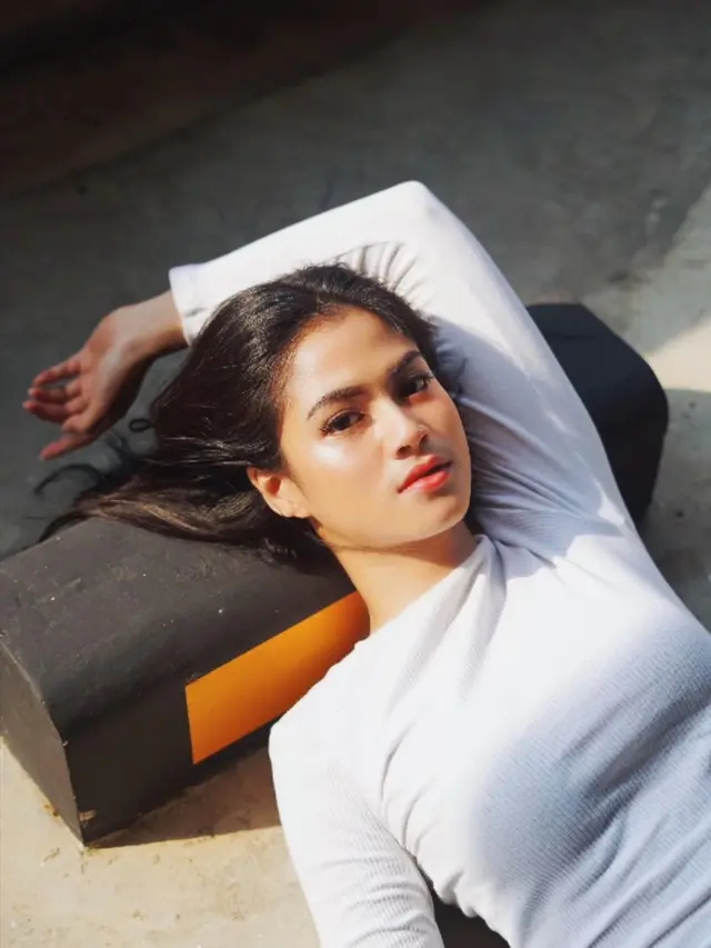 Potret Hana Saraswati Ketika Pose Tiduran, Tetap Pamer Wajah Menawan