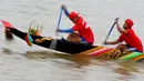 Peserta memacu kecepatan perahu naganya selama Festival Air tahunan di sungai Tonle Sap, Phnom Penh, Senin (11/11/2019). Cambodian Water Festival atau Bon Om Touk yang digelar pada 10-12 November ini merupakan salah satu festival terbesar dan paling populer di Kamboja. (TANG CHHIN Sothy/AFP)