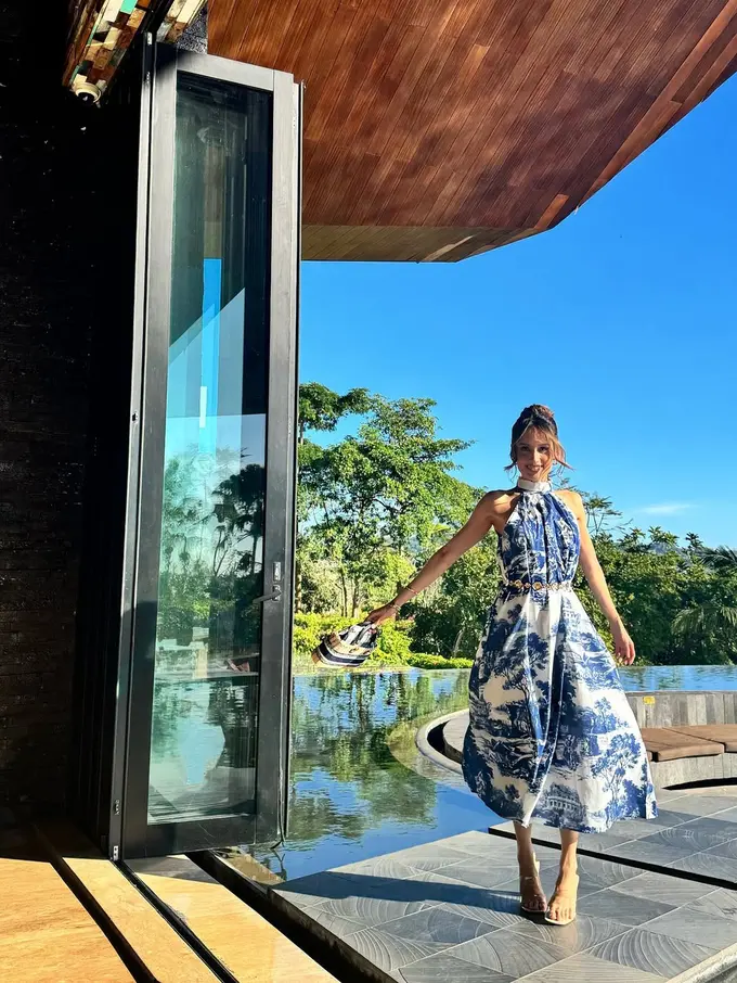 Inspirasi Gaya Kondangan Pinggir Pantai ala Cinta Laura, Anggun dan Tetap Standout